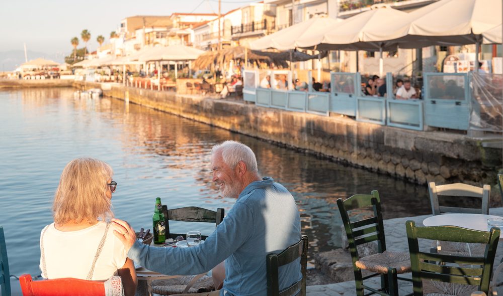 TETT PÅ HAVET: Det er flere koselige restauranter langs havnepromenaden i Koroni.