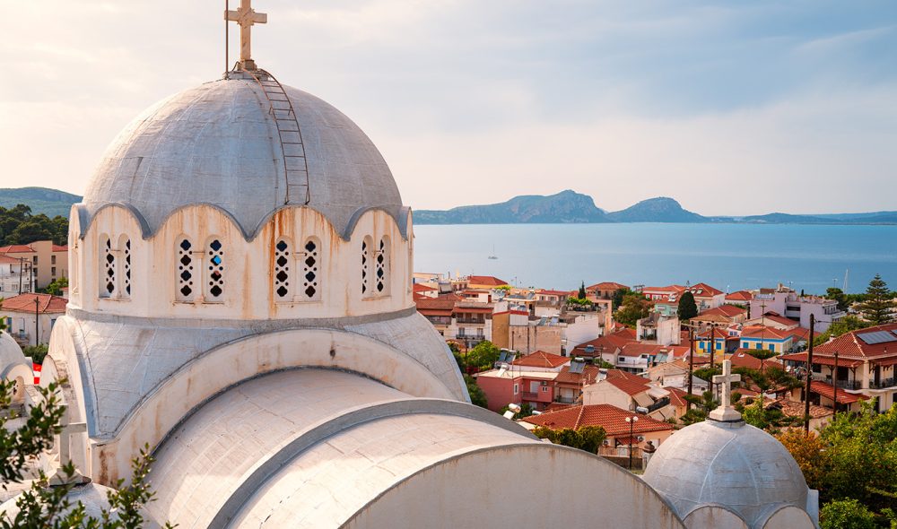 HISTORISK KIRKE: Kirken Panagia Myrtidiotissa, også kjent som Panagia Kritikia, dominerer den øvre delen av den historiske byen Pyros.