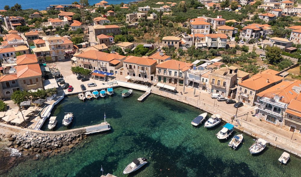 BADEVENNLIG: Selv innerst i havna i Agios Nikolaos er vannet krystallklart.