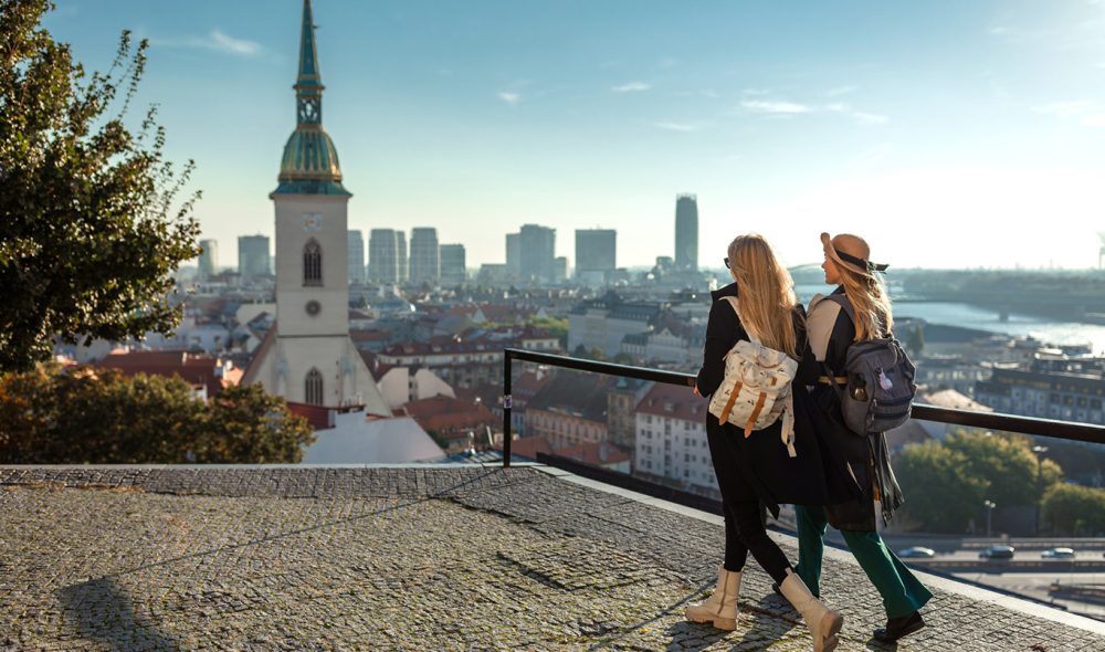 PÅ HØYDEN: God utsikt fra det ikoniske slottet som troner over Bratislava. (Foto: Slovakias turistkontor)