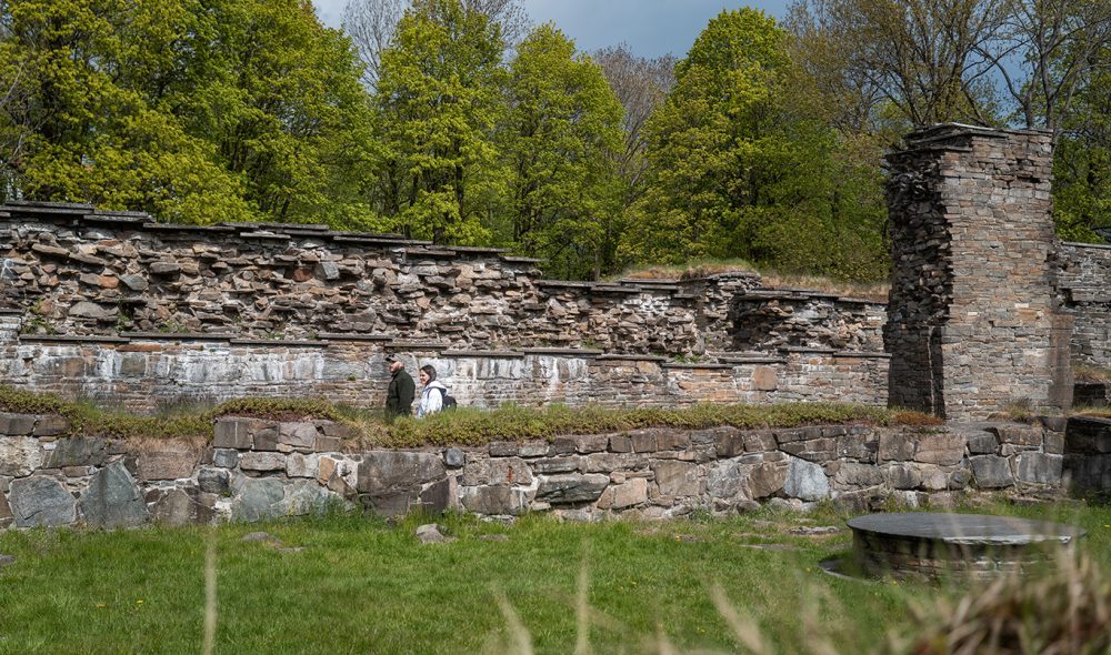 KLOSTERLIV: I middelalderen var bygningen som sto på disse klosterruinene på Hovedøya et av de viktigste i denne delen av Norge.