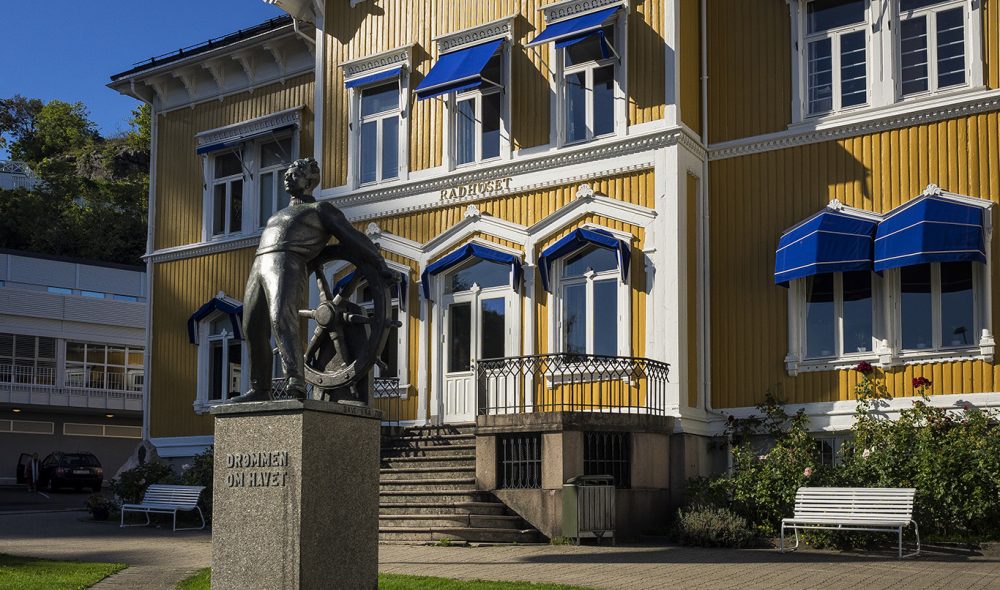 VAKKER BY: Statuen «Drømmen om havet» foran rådhuset ble satt opp i forbindelsen med byens 300-årsjubileum.