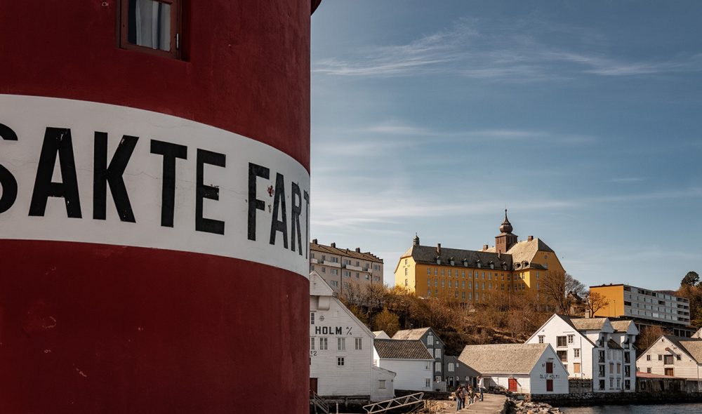 MOLJA FYR: Et landemerke ved innseilingen til Ålesund, som du også kan bo i.