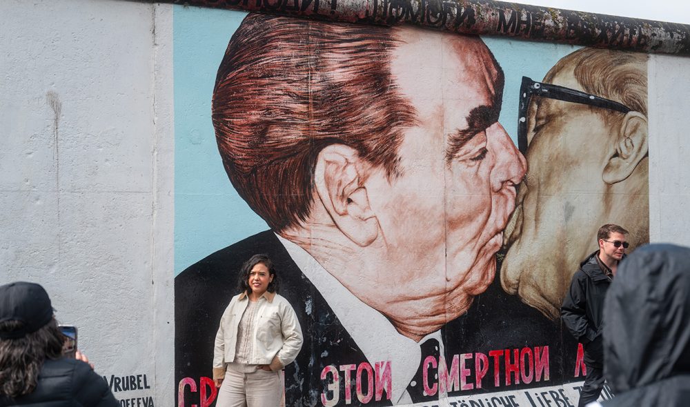 IKON: Langs den flere kilometer lange strekningen East Side Gallery er dette et av de mest kjente avbildningene i verdenshistorien.
