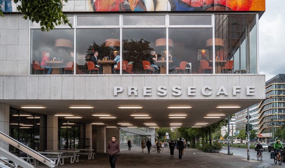 EGENART: Bygningene i den tidligere østlige delen av Berlin er kanskje ikke vakre, men de har en viss sjarm like fullt.