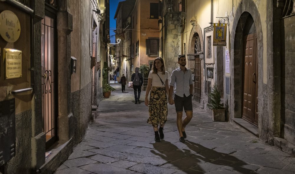 KOSELIGE GATER: Bolsena by er en populær by å flanere i.