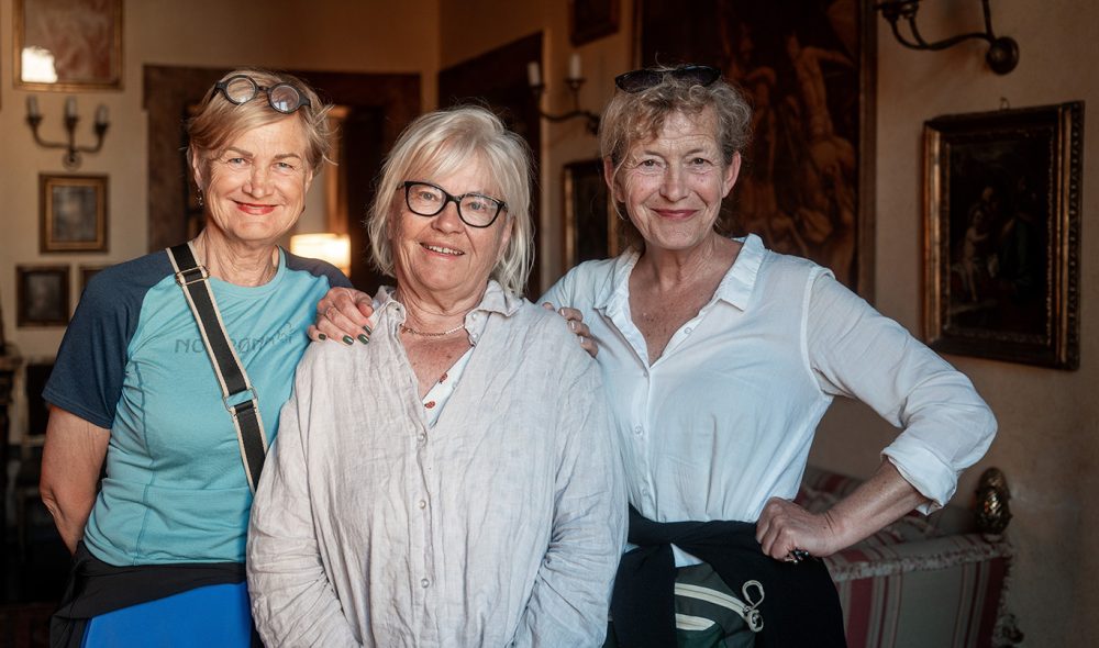 DAMER PÅ TUR: Gullbjørg Ledang Abbamondi (midten), Liv Norma Karlsen og Britt Eggen (t.v.) tar en pause fra pilegrimsferden i grevens palass i Bolsena.