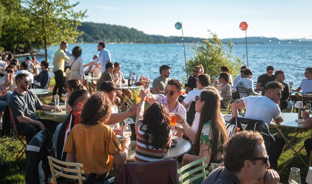 VED BREDDEN: Det er flere populære utesteder i strandsonen nedenfor en annen kjent by ved innsjøen, Montefiascone.