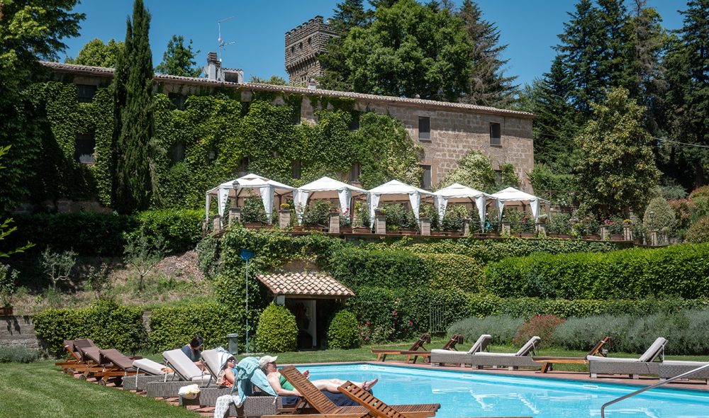 OASE: Bassenget er midtpunktet på Castello di Santa Caterina, som tidligere var en landbruksgrend med flere titalls landarbeidere.
