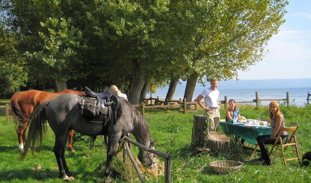 TIL HEST: Rideturer til innsjøen er hovedattraksjonen for mange som besøker Castello di Santa Caterina. (Foto: Privat)
