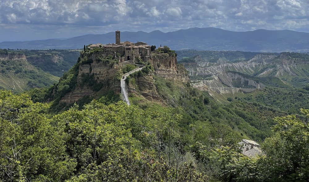 PÅ LÅNT TID: Erosjon gjør at landsbyen Civita helt i nord i Lazio og en kort kjøretur fra Bolsena en dag vil forsvinne. I mellomtiden er dette et fenomenalt sted å besøke.