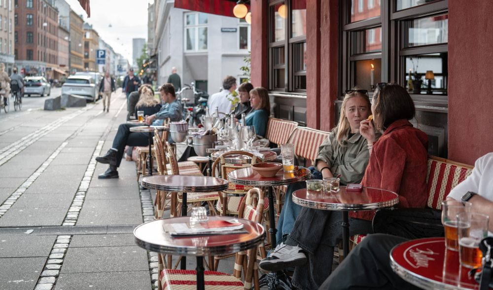 KOS PÅ KAFE: Få kan som danskene skape hyggelig atmosfære, som på denne kaféen i Vesterbro.