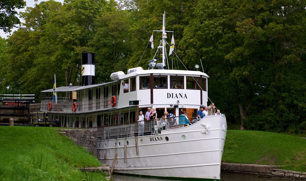 BLI MED PÅ FERDEN: Du kan reise med på båt gjennom kanalen. Med 140-åringen Juno går ferden på tvers av Sverige i sakte tempo.
