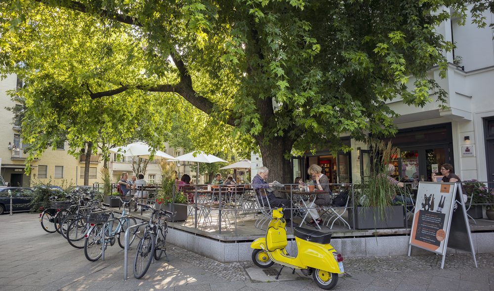 UTELIV: På sommere oppholder berlinerne seg på utekafeen. Innendørs er det ingen regler for stengetid. Det holdes åpent til siste gjest har gått. (Foto: Visit Berlin)