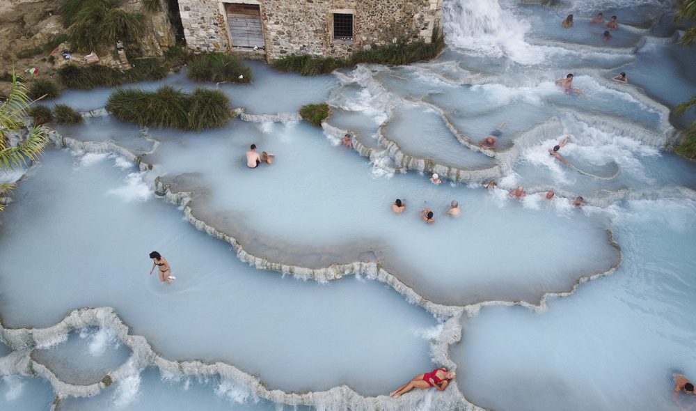 SATURNIA: De verdenskjente varme kildene helt sør i Italia, ikke langt fra Bolsenasjøen, er en populær stopp.