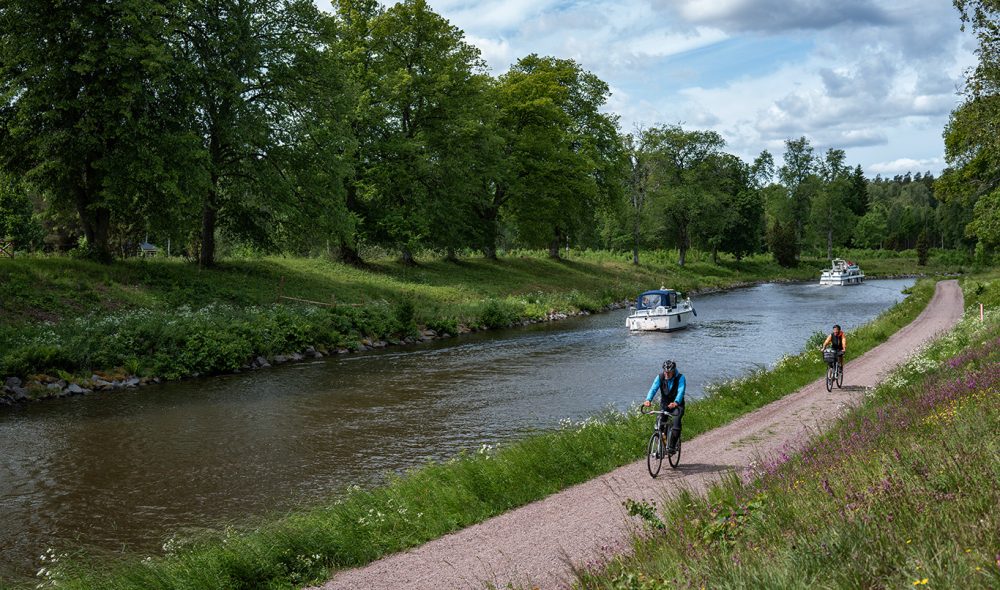 IDYLL: Husk å beregne god tid når du tråkker i vei langs Göta Kanal. Det er både gode historie og deilige matbiter verdt å få med seg.