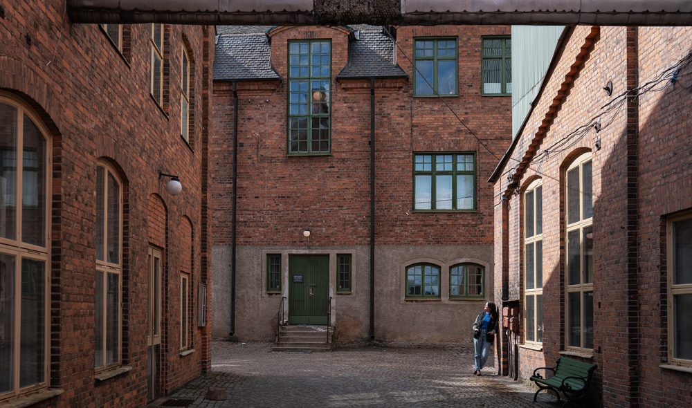 INDUSTRISTED: De mektige fabrikkhallene i Forsvik er fortsatt i bruk, nå som museum og kulturområde.